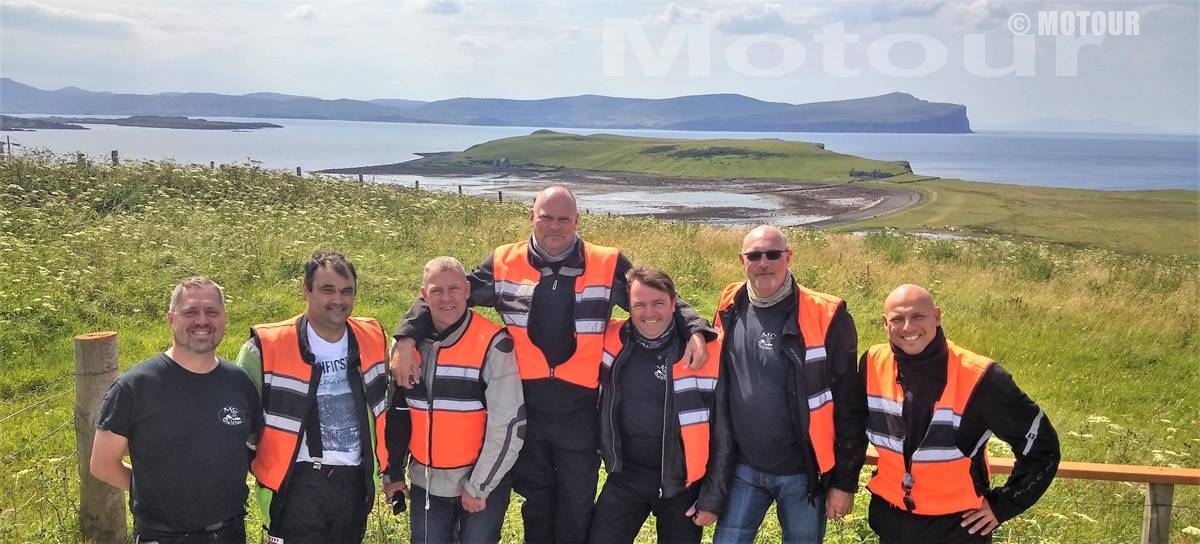 Motorgruppe von 7 Motorradfahrern auf Tour nach Irland während des Motorferienurlaubs Motour