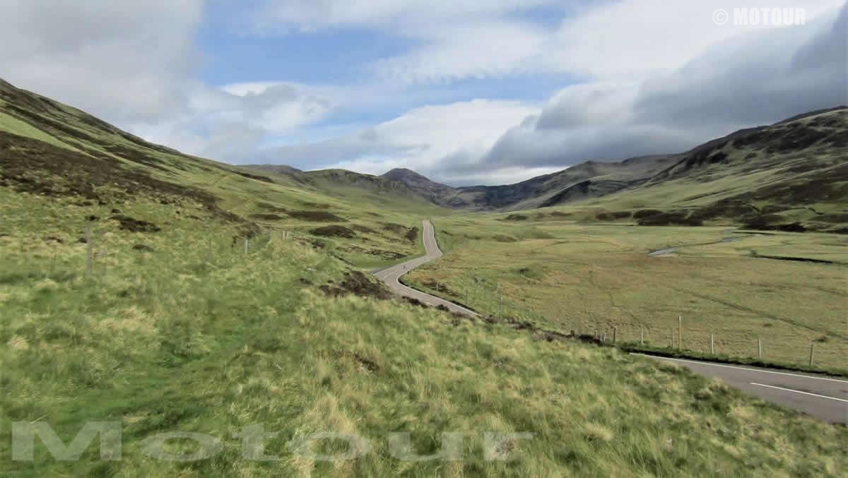 Einsame Straße durch die Highlands von Schottland