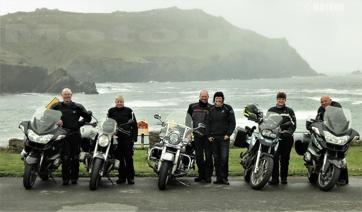 Motorgruppe mit Reisemotoren während einer Motorradtour durch Irland