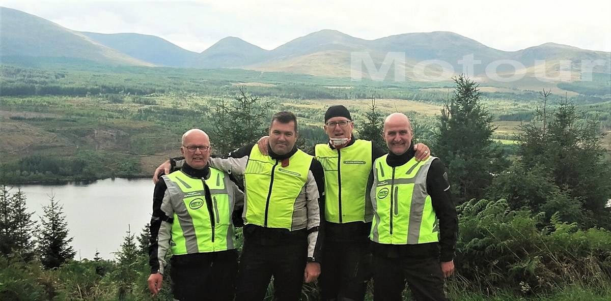 Motorfreunde reisen mit Motour durch Schottland
