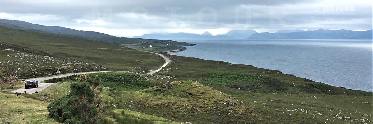 Single Road in Schottland während der Motorradreise mit eigenem Motor