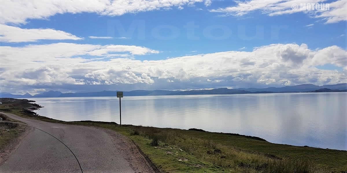 Schmale Straße entlang der Küste während einer Motorradrundreise mit eigenem Motorrad durch Schottland
