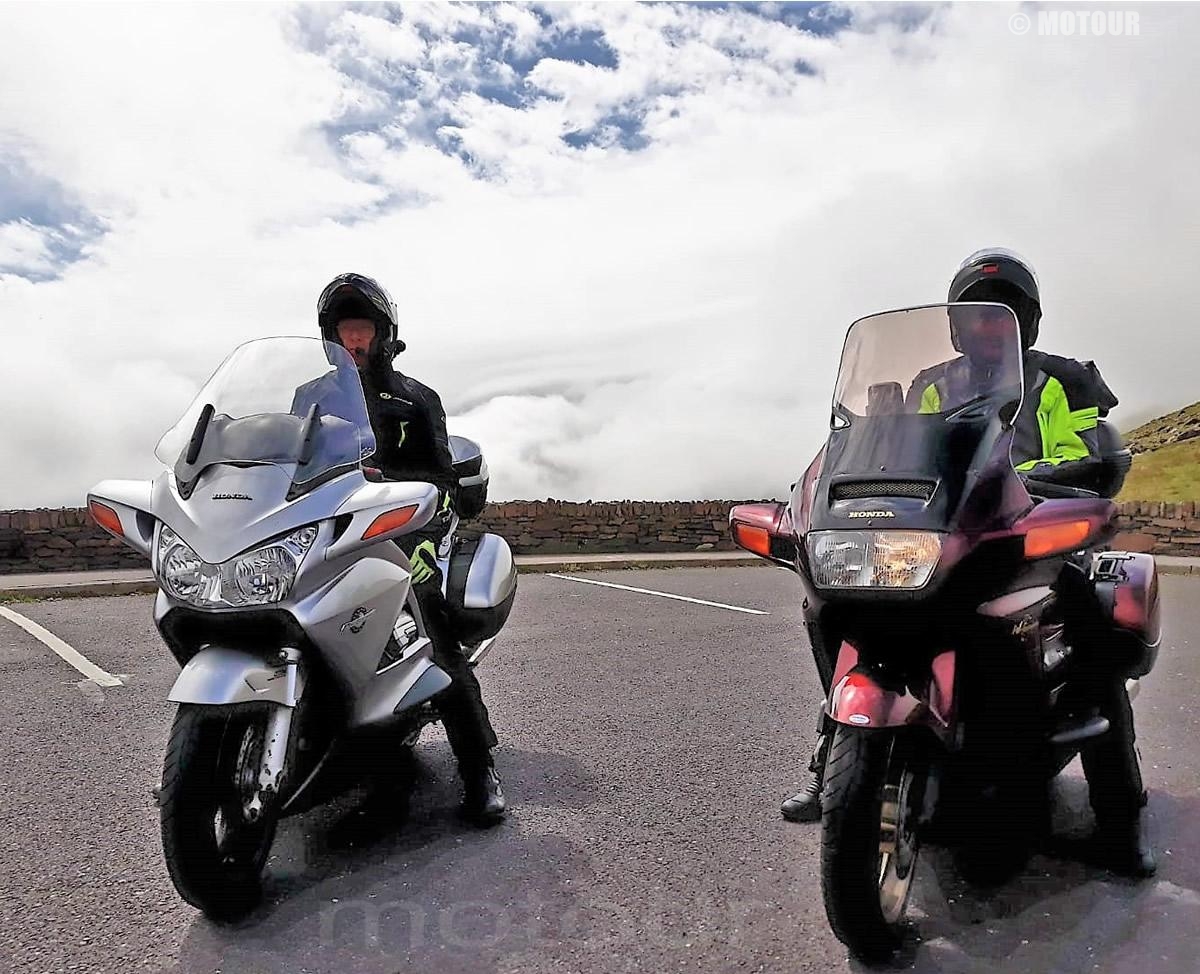 zwei Honda Motorrädern auf Motorradtour in Schottland