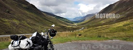 Motorrad in Glencoe in den schottischen Highlands
